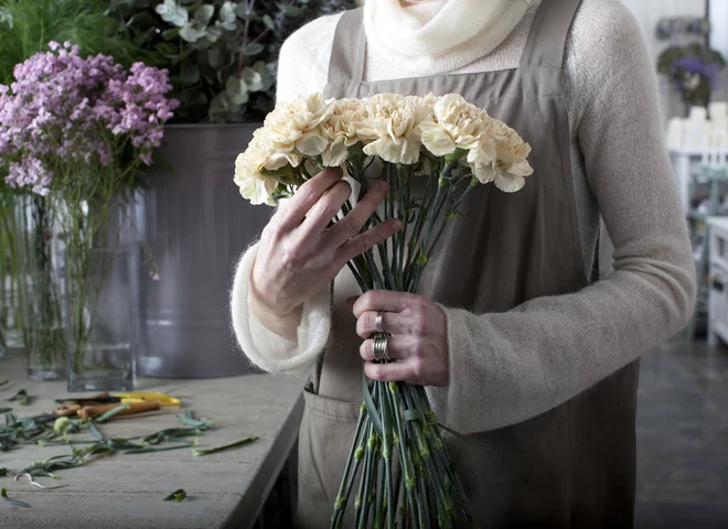 kobieta z bukietem kwiatów
